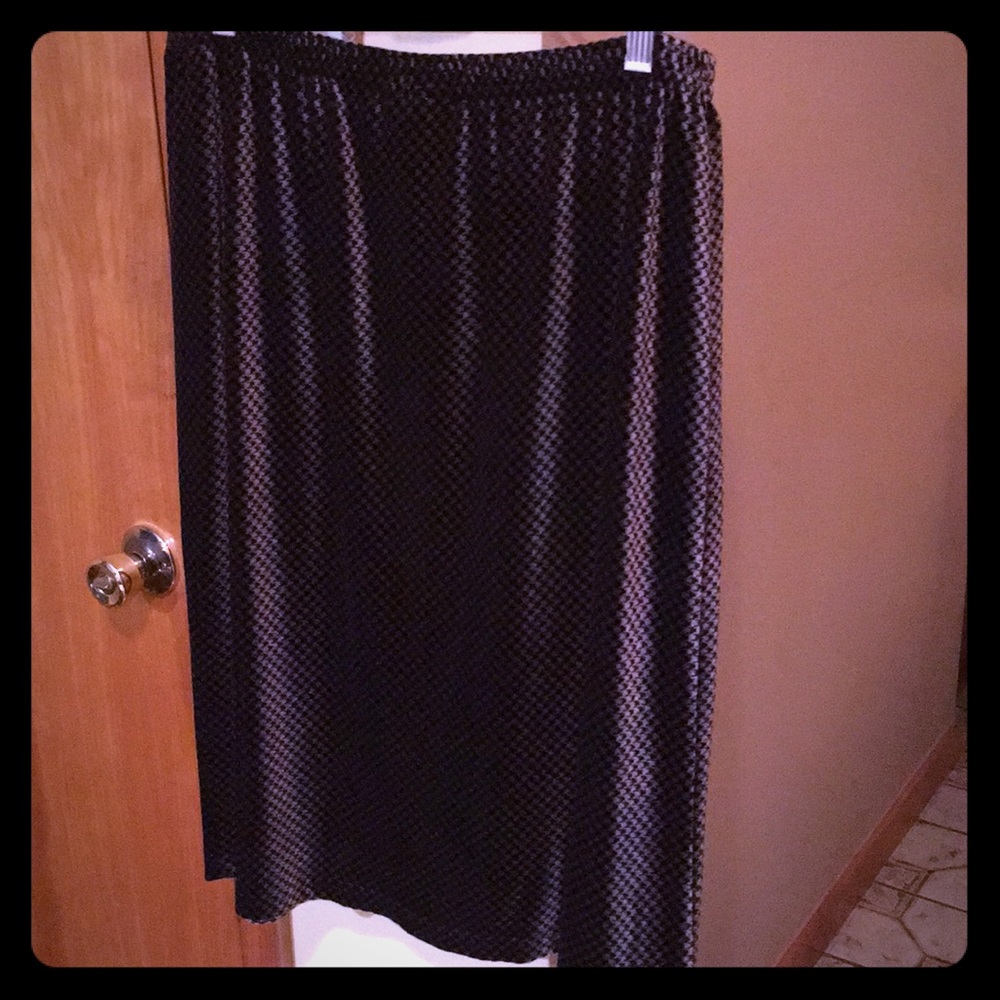 Black/brown velour skirt houndstooth print